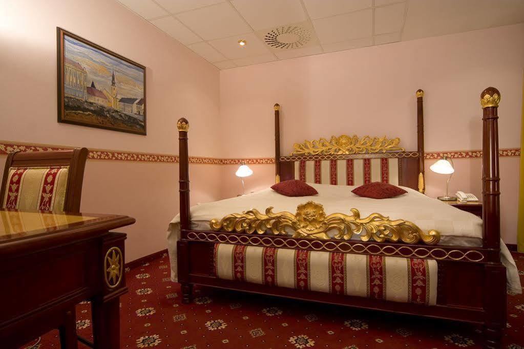 Hotel Alexander'S Nitra Zewnętrze zdjęcie
